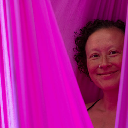 Aerial Yoga mit Dominique Wolter von Bala Experience